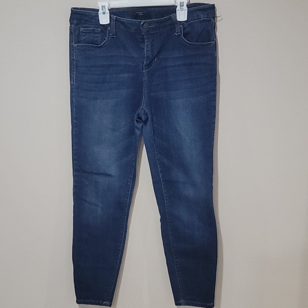 Celebrity Pink mid rise skinny jean size 11/30